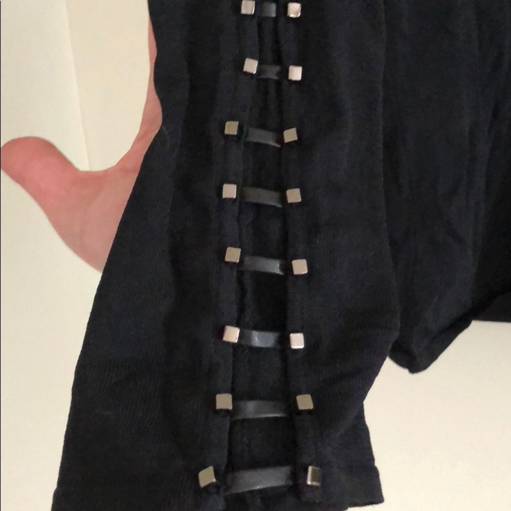 Long selves black shirt